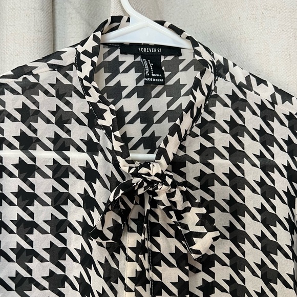 FOREVER 21 CHEVRON BUTTON UP BLACK AND WHITE BLOUSE 🖤⚪️ - Picture 4 of 6